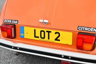 2万5000ポンド〜3万5000ポンド(邦貨換算約507万円〜約710万円)で現在も販売中のシトロエン「2CV6」(C)Bonhams