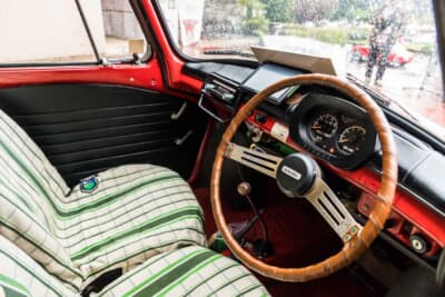 スバル 360 ヤングSS:2本スポークのステアリングはヤングSS専用品