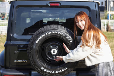 スズキ ジムニーノマド:スペアタイアのセンターキャップに取り付けることも可能