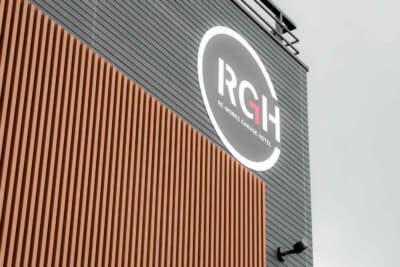 縦線と横線が交差するモダンでスタイリッシュな外観にはホテルのマー クが描かれる