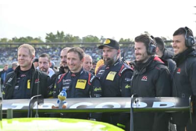 最終戦のため、スタートグリッドでは記念写真を撮るチームが多く見られました