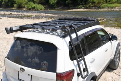 スバル フォレスター：完全オリジナルで作成した、フルスチール製のSH5型フォレスター専用ルーフラック。横のラダーは社外の製品となっている。ラックに取り付けるステーを自作し、上のラックの接続部分を支点にして畳んで載せられるようになっている。天板の枚数などで強度と軽量化のバランスを考えて、重量は約30kgになった