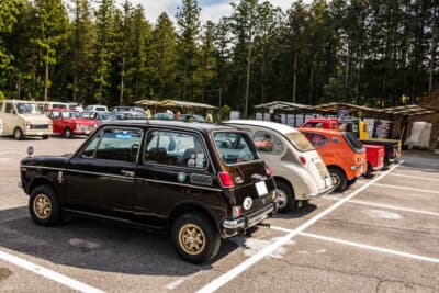 サブロク軽が並ぶオフミーティングエリアを見ているだけでも楽しい。もちろんケータリングカーも来ているため、飲食の心配もない