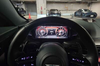 アストンマーティン ヴァンキッシュ:インターフェイスには高精細なフルカラーディスプレイが採用され、アダプティブクルーズコントロールなどの運転支援システムも用意される