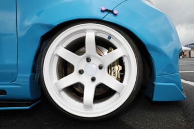 ホンダ ライフ:真っ白な5本スポークホイールの奥には6ポットキャリパーも確認できる