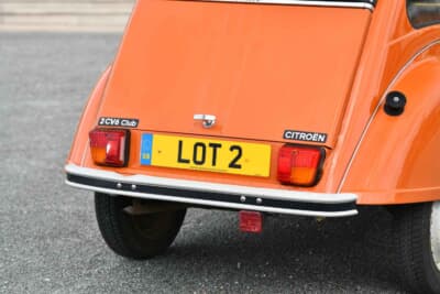 2万5000ポンド〜3万5000ポンド(邦貨換算約507万円〜約710万円)で現在も販売中のシトロエン「2CV6」(C)Bonhams