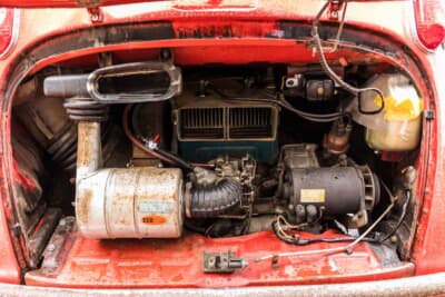 スバル 360 ヤングSS:エンジンは前オーナーが腰上をシングルキャブモデルに交換している