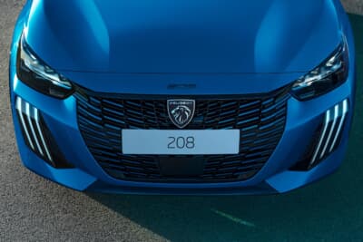 プジョー208GTハイブリッド:最新プジョーのアイコンであるライオンの3本のかぎ爪モチーフのLEDデイタイムランニングライト