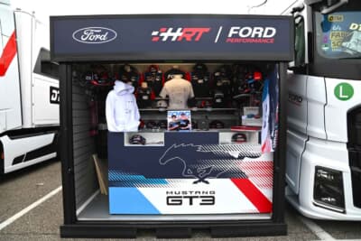 パドックにはチームショップやDTMショップがあらゆるところに出展しています