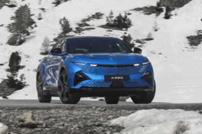 アルピーヌA390GTS:0-100km/h加速は3.9秒。最高速は220km/h。プラットフォームはアンプRミディアムを採用