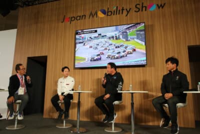 モータージャーナリストの清水和夫さんとワンメイクレースの各カテゴリ代表者による特別座談会が開催された