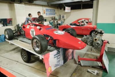 松戸駅前地下駐車場が2日間クラシックカー博物館へ様変わり国内外の名車120台が並ぶ