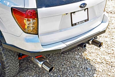 スバル フォレスター：純正バンパーの下側をカットした部分に、スチール製の薄型バンパーをビルトインした