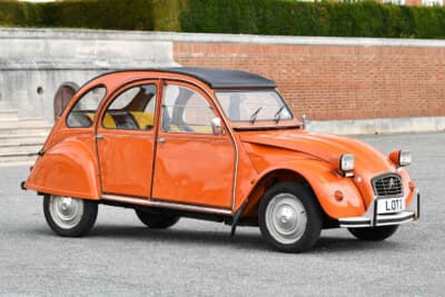 2万5000ポンド〜3万5000ポンド(邦貨換算約507万円〜約710万円)で現在も販売中のシトロエン「2CV6」(C)Bonhams