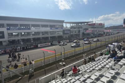 NASCARのスタードライバー、ジミー・ジョンソン選手や次世代ドライバーのジョン・ハンター選手に、日本を代表する小林可夢偉選手や大湯都史樹選手などが加わり、爆音を響かせながらデモランを披露しました