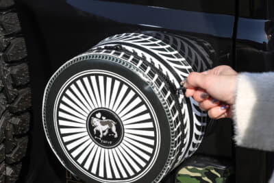 スズキ ジムニーノマド:バッグの中にアクセスする際は、センターのファスナーを開けるだけ