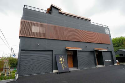 深みのあるグレーにウッドをあしらった和モダンなデザイン。国道2号 線からもかなり目立つ