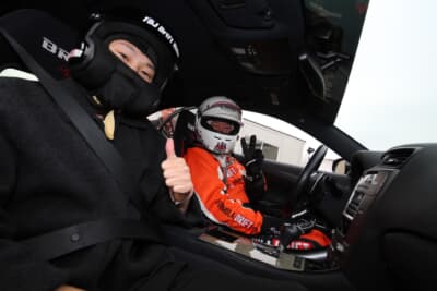 ドリフトマシンの同乗走行ということで、当選したみなさんは若干興奮気味