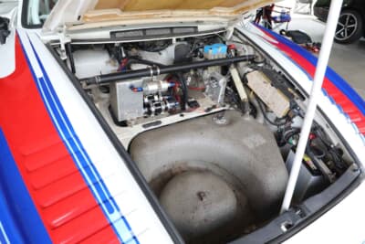 ポルシェ 930ターボ モビー ディック:燃料デリバリーもサーキット用にコレクタータンク付きのツインポンプ仕様