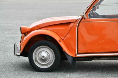 2万5000ポンド〜3万5000ポンド(邦貨換算約507万円〜約710万円)で現在も販売中のシトロエン「2CV6」(C)Bonhams