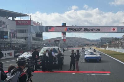 今回、NASCARのマシンが走ったのは、S耐に新クラス「ST-USAクラス」が新設されたからでございますの。今回は試験的ではありますが、2台のマシンが初参戦いたしました