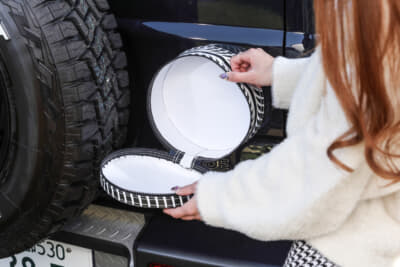 スズキ ジムニーノマド:装着方法は、背面の磁石を車体に貼り付けるだけ。厚さ2mmの強力磁石でしっかり固定されます。隙間から風が入り固定力が落ちないよう、縁ギリギリまで縫製されているのもポイント