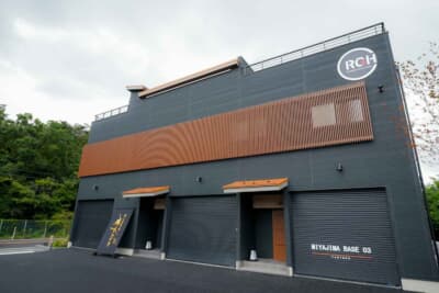 向かって右ふたつのシャッターがファミリーやWデートにも使える02号 室。一番左が01号室になる