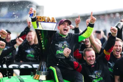 喜びに沸くアイハンチャン・ギュヴェン選手とチームスタッフ