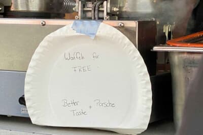 ポルシェ・カレラカップのホスピタリティでは、じつはワッフルが無料でした。「バターテイスト+ポルシェ」と記載されていました