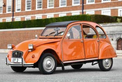 2万5000ポンド〜3万5000ポンド(邦貨換算約507万円〜約710万円)で現在も販売中のシトロエン「2CV6」(C)Bonhams