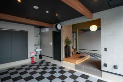 02号室のガレージは振り分けたタイプ。水まわりも完備しているので、拭 き上げなどの軽作業も可能。中央の階段から部屋に入る