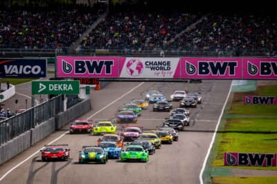 ポールポジションのアストン・マーティンを筆頭に熱い戦いの火蓋が切って落とされます