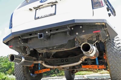 スバル フォレスター：マフラーはリアのパートのみHKS製のデュアル出し。取り付け位置もマウントで高さを調整している。オレンジ色のリアのロアアームはインプレッサ用の社外品だ