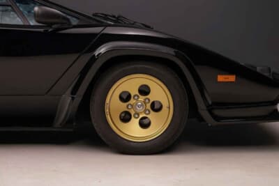 80万ドル~90万ドル(邦貨換算約1億1774万円〜1億3246万円)で現在も販売中のランボルギーニ「カウンタック 5000QV」C)Courtesy of Broad Arrow