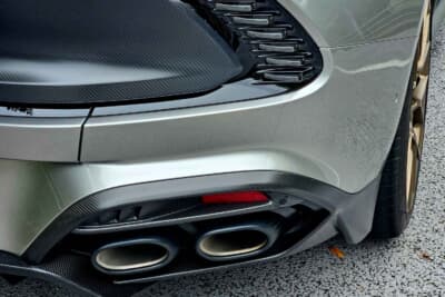 アストンマーティン ヴァンキッシュ:左右2本出しのマフラー