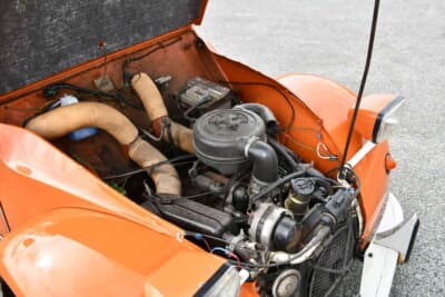 2万5000ポンド〜3万5000ポンド(邦貨換算約507万円〜約710万円)で現在も販売中のシトロエン「2CV6」(C)Bonhams