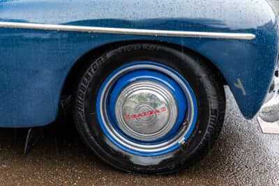 ボルボ PV544:ブルーのホイールにクロームのホイールキャップを組み合わせる