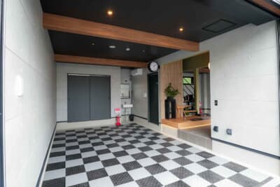 01号室は1台のみ。チェッカー柄にあしらったクッションシートをあし らいスポーティなイメージ