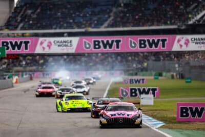 苦戦するルーカス・アウワー選手の運転するメルセデスAMG GT3