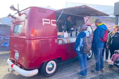 懐かしいポルシェのレーストランポを模したワッフル屋さんです。良い匂いに誘われ、列に並んでみました