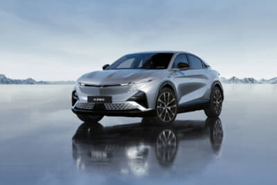 アルピーヌA390GT:各所にエアロダイナミクスを追求したフォルムで、大気を貫く流れ星モチーフのイルミ採用のフロント