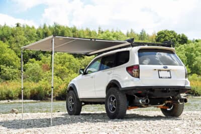 スバル フォレスター：とくに最近はご家族とアウトドアに出かけるため、ちょっとした日陰ができるスミッティビルトのサイドオーニングが重宝しているそうだ
