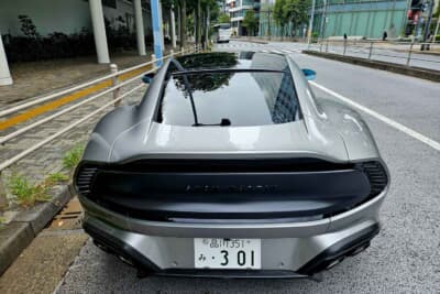 アストンマーティン ヴァンキッシュ:リアスクリーンはパノラマガラスルーフに滑らかに統合されている