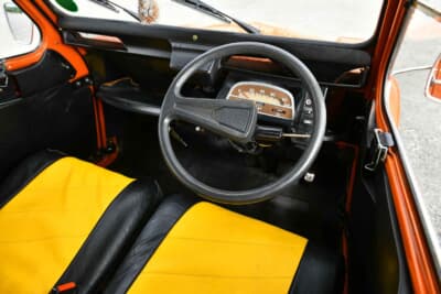 2万5000ポンド〜3万5000ポンド(邦貨換算約507万円〜約710万円)で現在も販売中のシトロエン「2CV6」(C)Bonhams