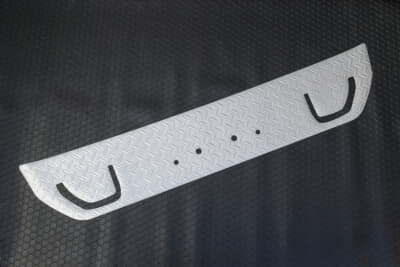 スズキ ジムニーノマド:フロントバンパー樹脂プロテクター。カラーはシルバーとブラックを用意