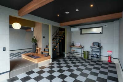 ガレージ内には工具やコードリールなども完備。自由に使ってOK。テー ブルとイスも配置され、愛車を眺めながら飲食も楽しめる