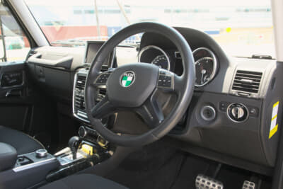 G350d：ステアリングのエンブレムまでPUCH（プフ）に交換するこだわり