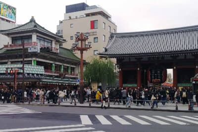 インバウンドでごったがえす現在の浅草・雷門