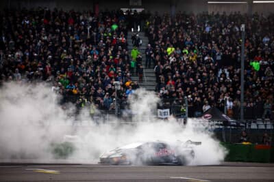 ギュヴェン選手の横でドーナツターンをして初優勝を祝うドライバーたち