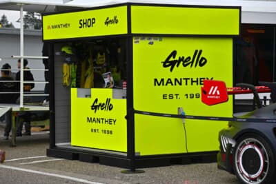 マンタイ・レーシングのネオンイエローのグッズは交通安全にも役立ちそうです